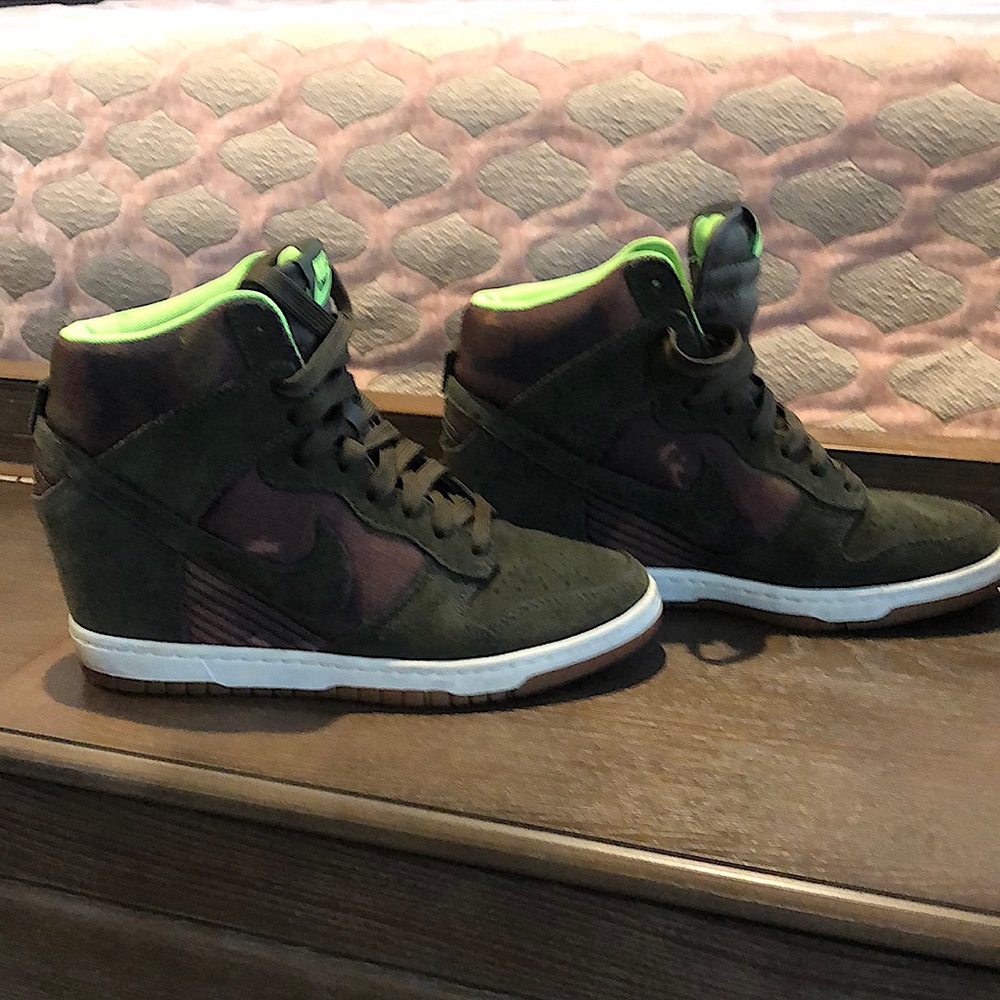 Like new olive green Nike wedge sneaker